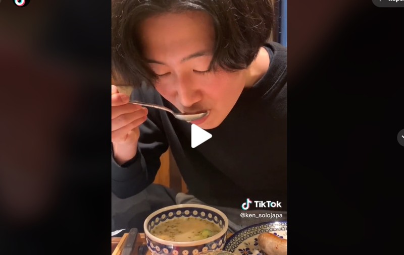 VIDEO. Momentul în care un japonez gustă pentru prima dată o supă acrișoară tradițională