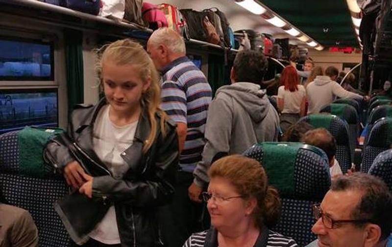 CFR, 2018. Două vagoane pentru o țară. 700 de kilometri, 140 de lei și 14 ore de înghesuială