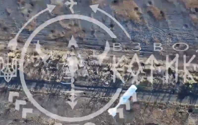 Confruntare aeriană inedită: Primele imagini cu o dronă rusească doborâtă de o dronă ucraineană I VIDEO