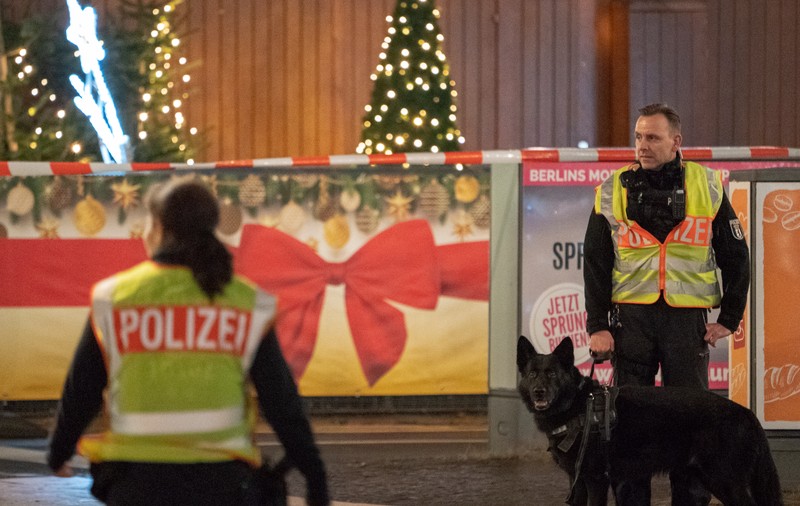 Târgul de Crăciun din Berlin, evacuat din cauza unui colet suspect. În urmă cu trei ani, în același loc mureau 12 oameni într-un atentat terorist