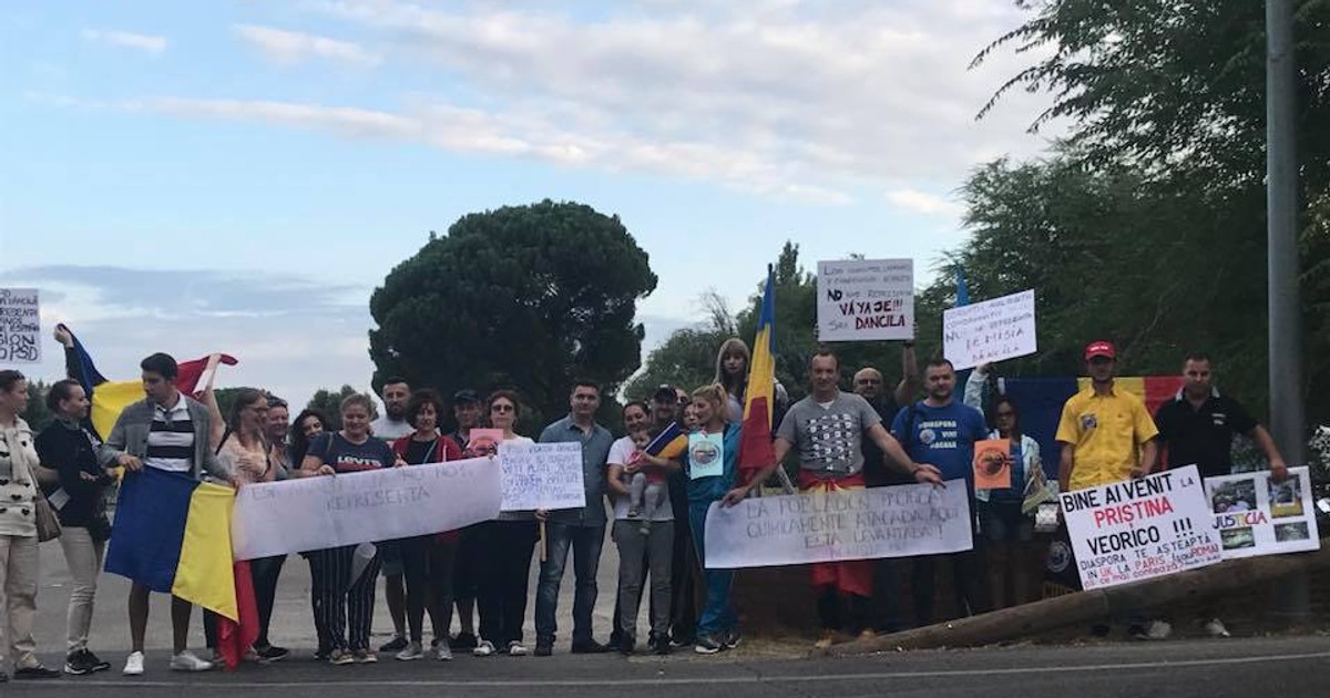 Românii din Spania o primesc pe Viorica Dăncilă cu pancarde și mesaje împotriva penalilor. „Corupţii, hoţii şi condamnaţii penal nu ne reprezintă”