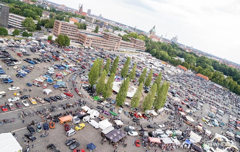 Un șofer a intrat cu mașina în spectatorii adunați la un festival dedicat mașinilor americane, la Hanovra. 5 oameni au fost răniți