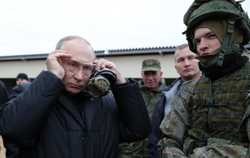 Putin i-a vizitat pe un teren de antrenament pe soldații recent mobilizați. Președintele rus a tras cu o armă automată într-un poligon