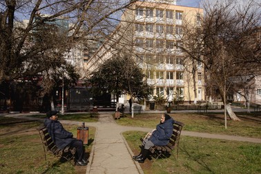 Doi refugiați din Ucraina, născuți în Azerbaidjan, se odihnesc în grădina complexului studențesc | Foto: Eli Driu / Libertatea
