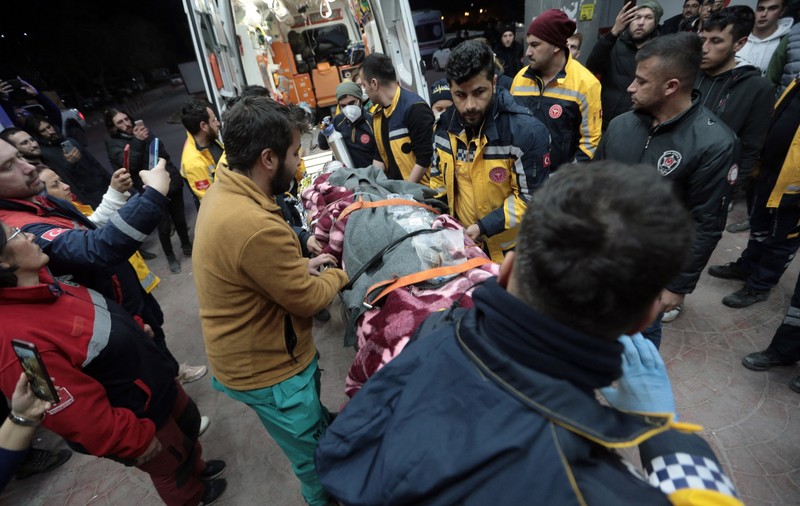 Un bărbat a fost scos viu de sub dărâmături la 278 de ore de la cutremurul din Turcia. „Renaștem cu fiecare viață salvată”