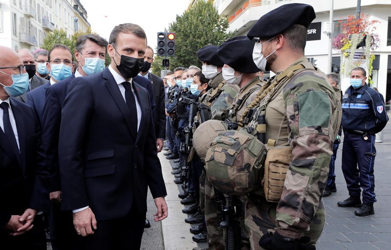 Președintele Franței, Emmanuel Macron (C) și primarul orașului Nice, Christian Estrosi, au vizitat locul unde a avut loc atacul cu cuțit de la Notre Dame din Nice FOTO: EPA-EFE/ERIC GAILLARD