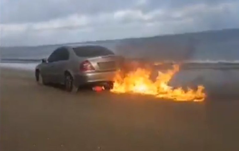 VIDEO | Momentul șocant în care un român din Irlanda și-a dat foc la mașină, live pe Facebook