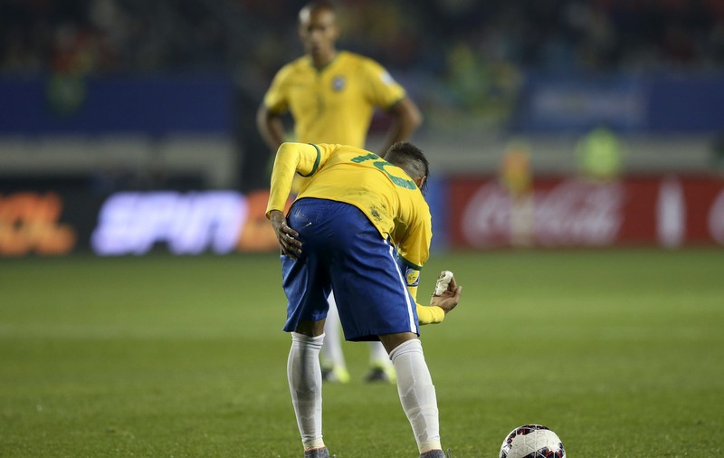 Chiar și vedetele fac munca de jos! Nu e glumă, Neymar curăță terenul de spumă / VIDEO
