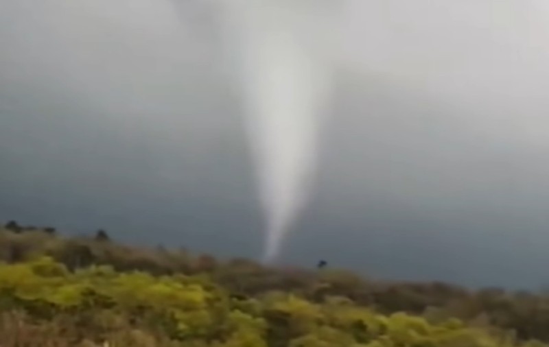 Tornadă surprinsă de un localnic într-o localitate din Mureș. Florinela Georgescu, director ANM: „Semnalul că ne apropiem de sezonul furtunilor”