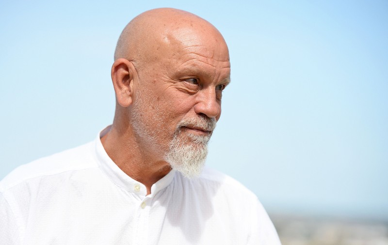 Cine joacă în filmul „Cravata galbenă”, pentru care John Malkovich filmează la București. Filmul spune povestea vieții lui Sergiu Celibidache