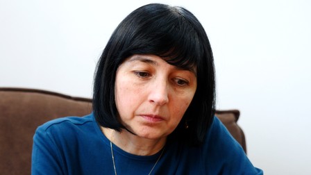 Mihaela Hogea așteaptă cu privirea în pământ decizia judecătorilor în procesul Colectiv