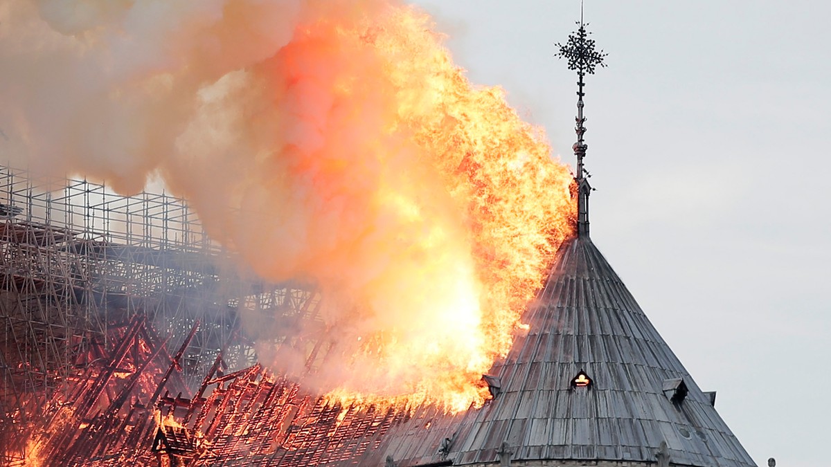 Incendiu la Notre-Dame, coincidențe fatidice. Ce tragedii s-au mai întâmplat pe 15 aprilie