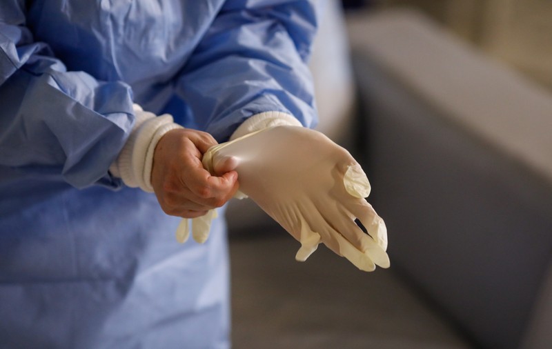 Un medic ieșean, nevoit să opereze o pacientă suspectă de coronavirus fără echipament de protecție. „Dumnezeu cu mila!”