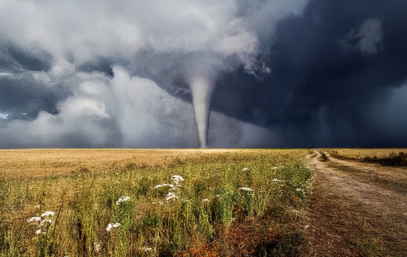 Ce înseamnă când visezi tornadă