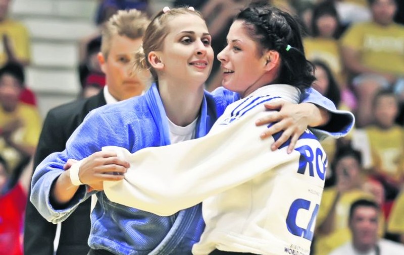 Alina Dumitru: «Am bătut-o zâmbind» 