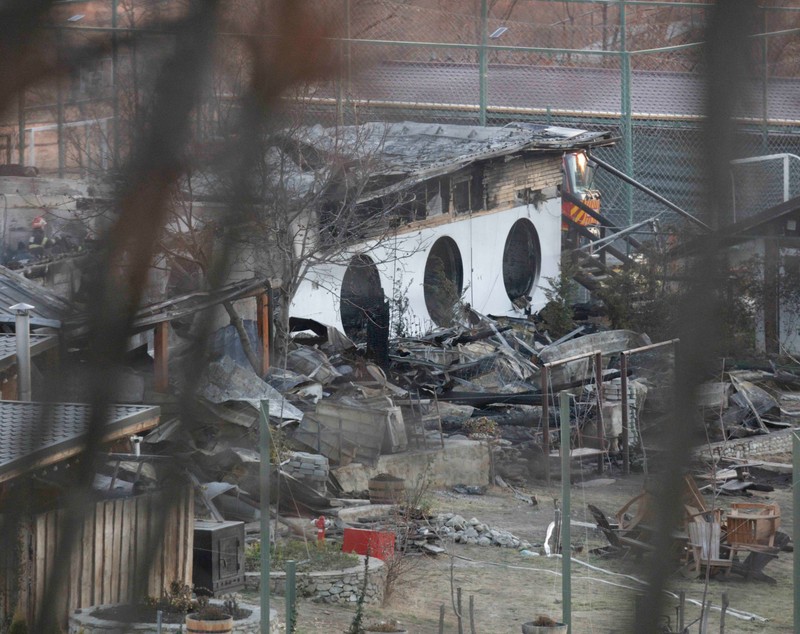 UPDATE | Incendiu la Ferma Dacilor: a fost recuperată a șaptea victimă - un copil. O altă persoană, încă dispărută. Pensiunea nu avea nici autorizație de construire