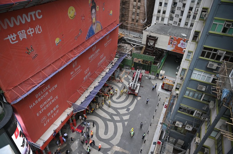 Incendiul a izbucnit în clădirea World Trade Center, un centru comercial din cartierul aglomerat Causeway Bay din Hong Kong, peste 300 de persoane rămânând blocate în clădire | Foto: Profimedia