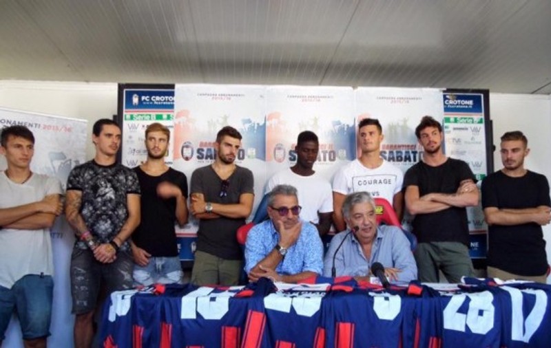 Doi fotbaliști români, în mâinile Mafiei italiene. ^Procuratura a cerut deja confiscarea unei proprietăți a patronilor clubului