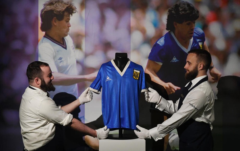 Un tricou de milioane de euro. Suma record cu care a fost cumpărat tricoul lui Maradona din meciul în care a marcat cu „Mâna lui Dumnezeu”