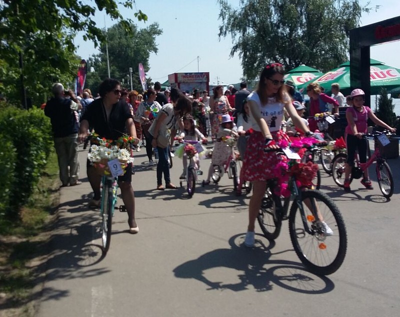 Flori, fete și biciclete pe Faleza Dunării, la Promenada Biciclistelor | GALERIE FOTO