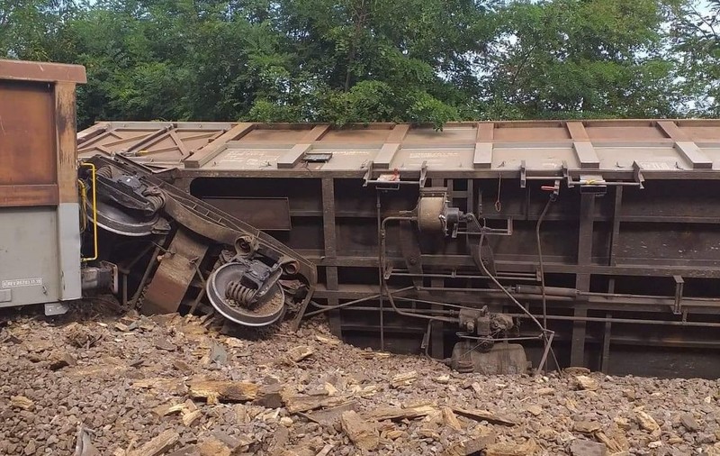 FOTO | Două deraieri în aceeași zi: un vagon de la un tren de călători și 12 vagoane de la un marfar