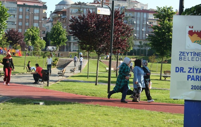 Asta da ambiţie! Zeci de femei din Istanbul alergă şi fac gimnastică în veşminte musulmane, la peste 30 de grade