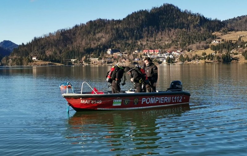 Căutările tânărului de 22 de ani dispărut în lacul Colibiţa, după ce s-a răsturnat cu hidrobicicleta, au fost reluate