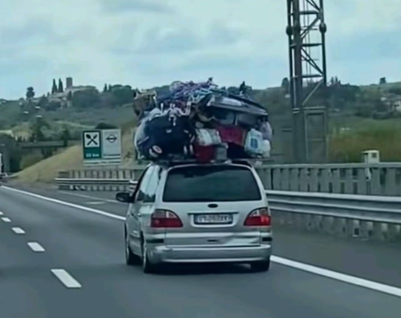 O mașină care a traversat Italia de la sud la nord a devenit virală pe rețelele sociale: „Nimeni n-a oprit-o”