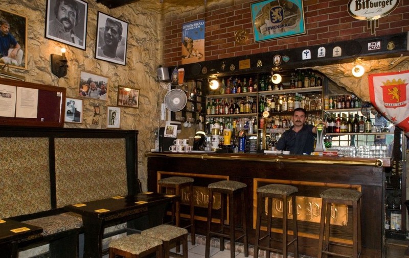 Pub-ul din Malta unde actorul și-a găsit sfârșitul se numește astăzi „Ultimul pub al lui Ollie”. Foto: Profimedia