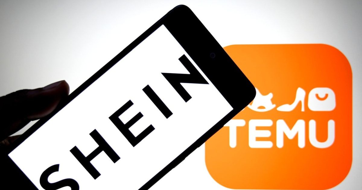 Un logo Shein este afișat pe un smartphone cu un logo Temu în fundal