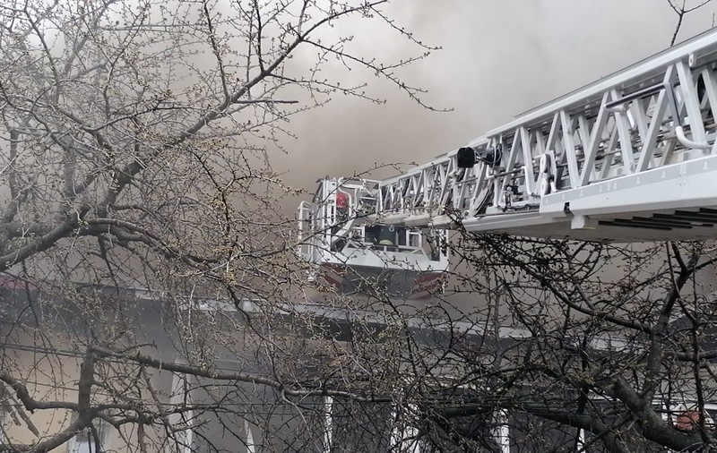 Incendii în serie în județul Iași. A ars acoperișul unui bloc, iar o fabrică de mobilă a fost cuprinsă de flăcări