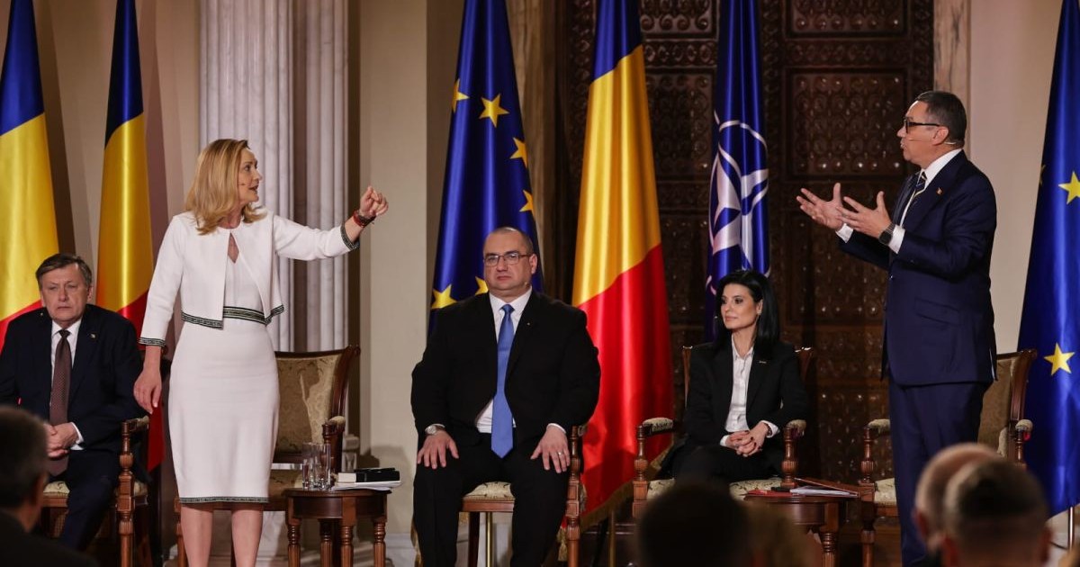 Elena Lasconi se contrează cu Victor Ponta, în timp ce Crin Antonescu (stânga) ascultă disputa verbală dintre cei doi