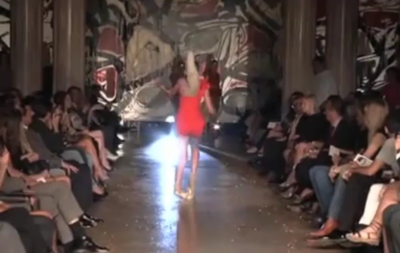 Nu te uita dacă nu te ţine inima! Să fie aceasta cea mai penibilă căzătură pe catwalk? | VIDEO