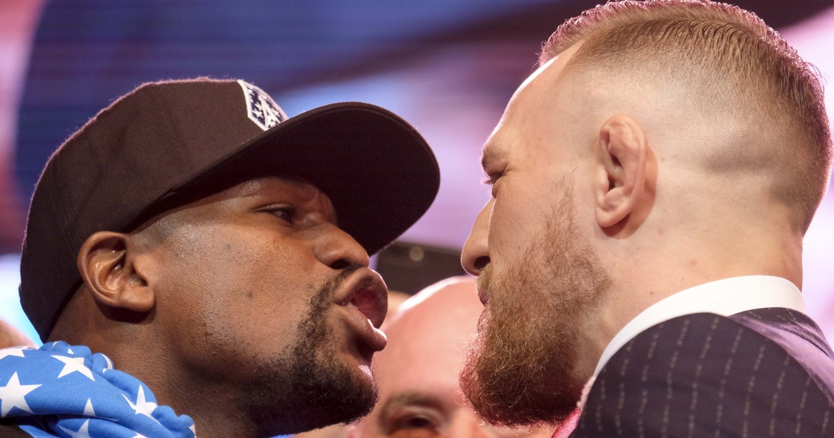 McGregor îl face KO pe Mayweather. Starul irlandez de arte marțiale mixte, dreapta, încearcă să-l enerverze pe oponentul său neînvins în 49 de meciuri la profesioniști