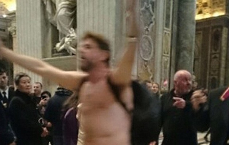 SCANDALOS! Un nudist la VATICAN (VIDEO)