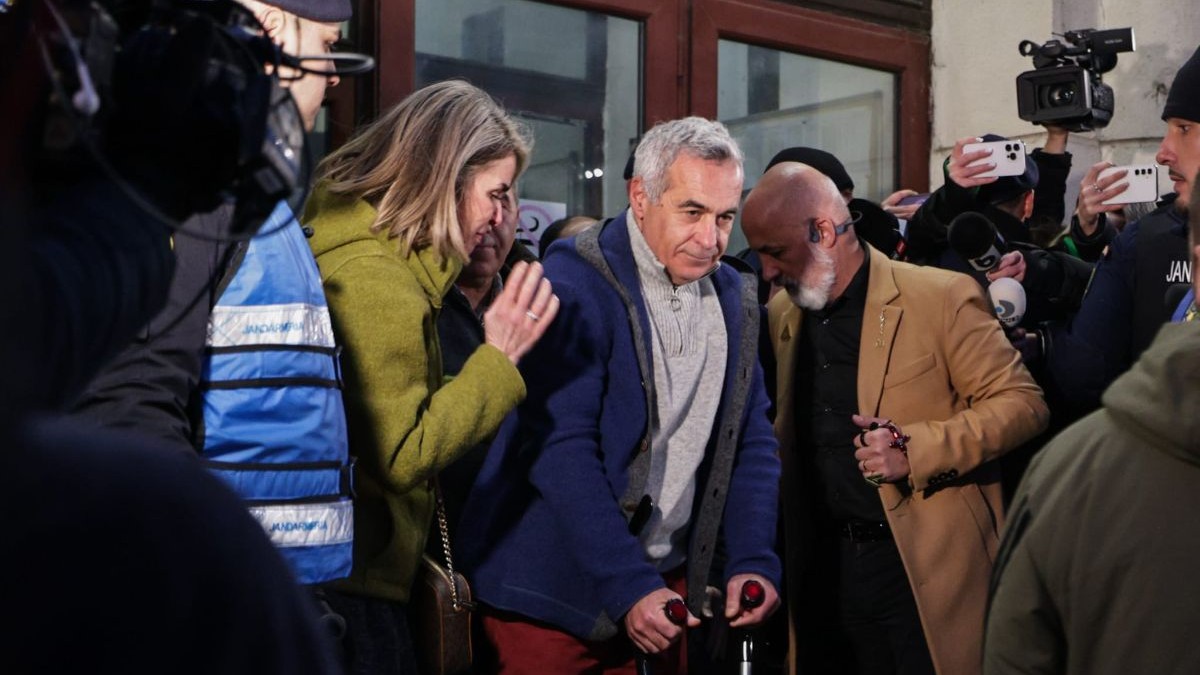 Călin Georgescu, alături de soția sa, Cristela, în momentul ieșirii de la Parchetul General. Bărbatul e în cârje după o operație