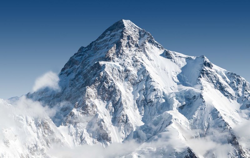 Dramă pe K2: speranțe mici pentru cei trei alpiniști dispăruți aproape de vârful „muntelui sălbatic”. Fiul unuia dintre ei s-a salvat în ultimul moment