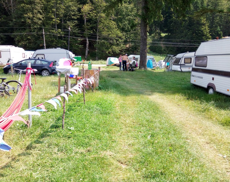 Fug de caniculă! Sute de români stau cu lunile în rulote, pe Valea Cerbului