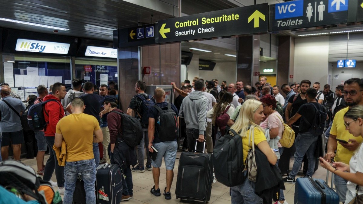 Sedinta de urgenta la Guvern dupa ce Blue Air a suspendat zborurile. Primele masuri anuntate de Executiv. Foto: Inquam Photos / Octav Ganea