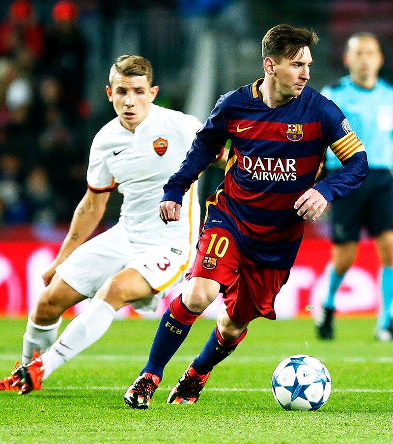 epa05040317 FC Barcelona's Argentinian striker Lionel Messi (R) in action against Roma's French defender Lucas Digne (L) during the UEFA Champions Leage Group E soccer match between FC Barcelona and AS Roma at Camp Nou in Barcelona, Spain, 24 November 2015. EPA/ANDREU DALMAU