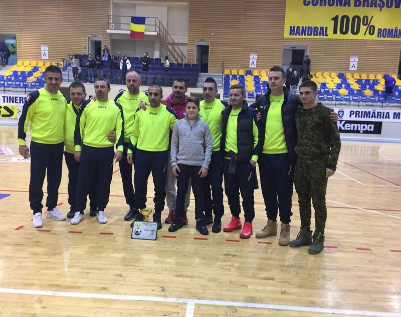 ”Neața și prietenii” a câștigat turneul de fotbal în sală de la Brașov. Băieții de la ”La sculărie” au pierdut finala mică / GALERIE FOTO
