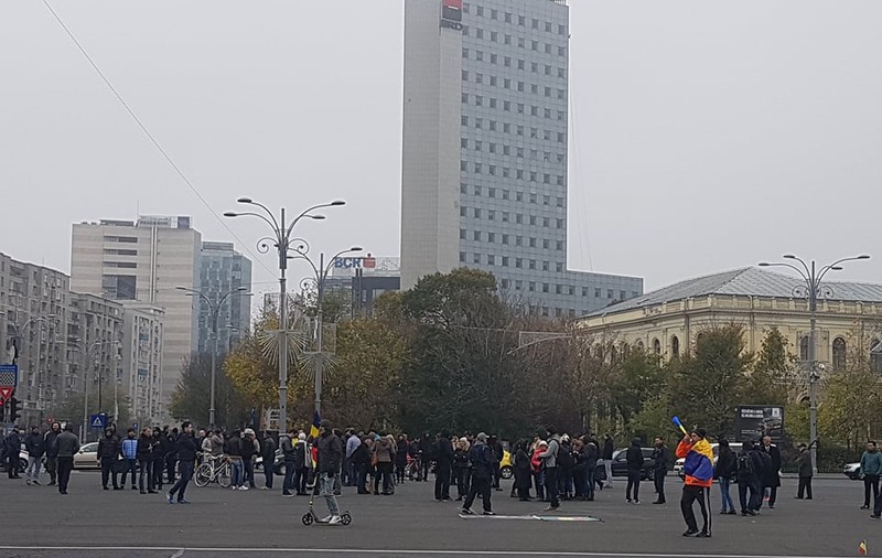 UPDATE | Protest în Piața Victoriei față de adoptarea noilor măsuri fiscale. "Nu se mai poate așa, trebuie schimbare" (FOTO & VIDEO)