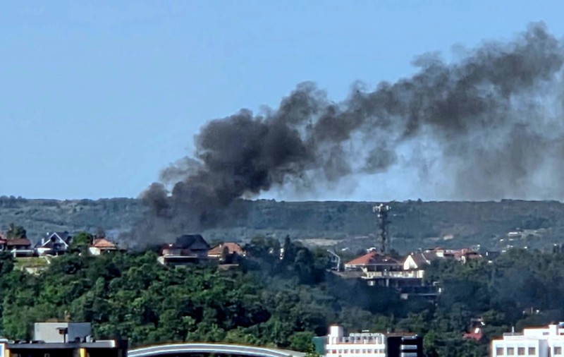 Incendiu masiv pe Dealul Cetățuii din Cluj. Au ars 500 de metri pătrați de acoperișuri