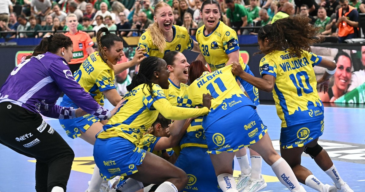 bucurie a jucatoarele de la Metz Handball, echipa care a produs o premieră istorică duminică, reușind să cucerească trofeul Ligii Campionilor