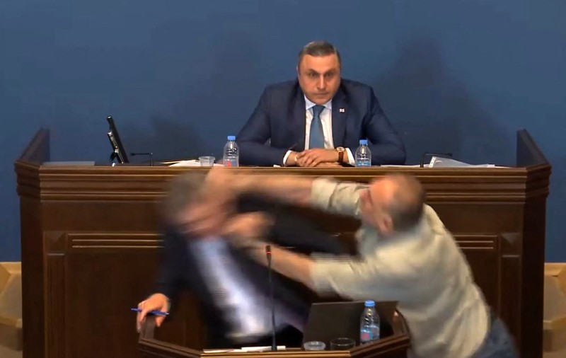 Parlamentarii din Georgia s-au luat la bătaie în timp ce dezbăteau proiectul de lege privind „agenții străini", considerat de influență rusească | VIDEO