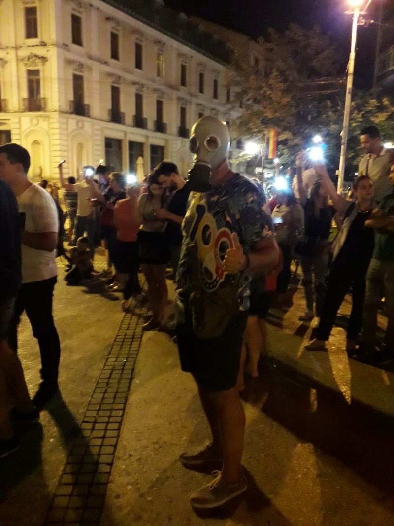 Un protestatar din Iași a purtat o mască de gaze, după ce jandarmii din București au folosit gaze lacrimogene pentru a dispersa mulțumea sursă foto: Ziarul de Iași