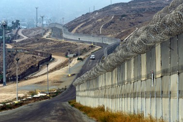 Un vehicul al poliției americane de frontieră patrulează pe lângă gardul care separă Colonia Libertad din Mexic de Statele Unite ale Americii. EPA/MIKE NELSON