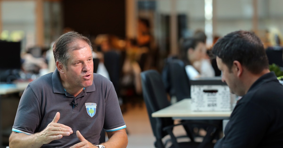 Am găsit sosia președintelui Iohannis din fotbal. Povestea arbitrului Petrișor David. Faptul că e leit șeful statului nu l-a scăpat de bătaie! De ce crede că pe Klaus nu-l mușcă mingea ca pe ”Milică”