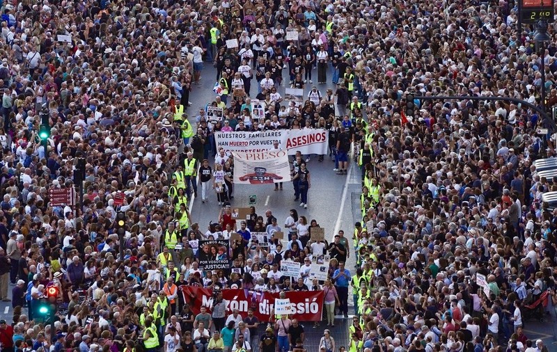 Peste 50.000 de oameni au ieșit în stradă în Valencia, la un an de la inundațiile care au omorât 229 de oameni