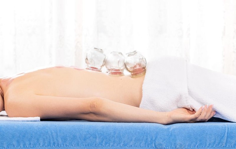 Cât costă un masaj la salon comparativ cu un masaj la domiciliu?